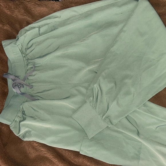 Light/Mint Green Scrub set 💚💐 - Picture 3 of 4